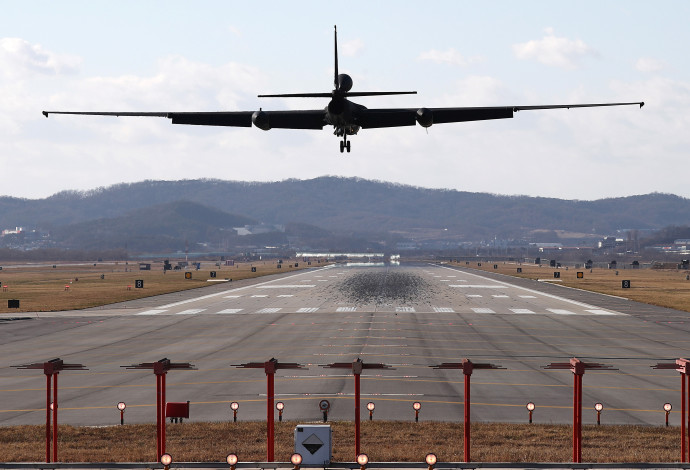 מטוס אמריקאי נוחת בקוריאה הדרומית במהלך התרגיל הצבאי המשותף (צילום:  רויטרס, סטרינגר)