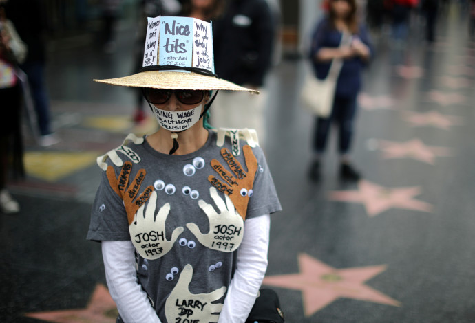 קמפיין Meetoo# אישה מפגינה בהוליווד (צילום:  רויטרס)