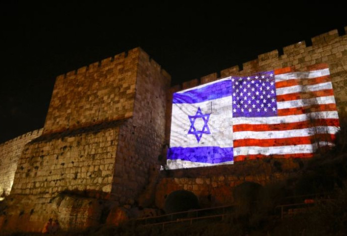 חומות העיר העתיקה מוארות בצבע דגלי ארה"ב וישראל (צילום:  מרק ישראל סלם)