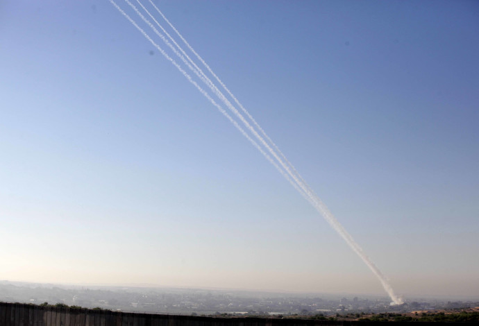 ירי רקטות מרצועת עזה (צילום:  אדי ישראל, פלאש 90)
