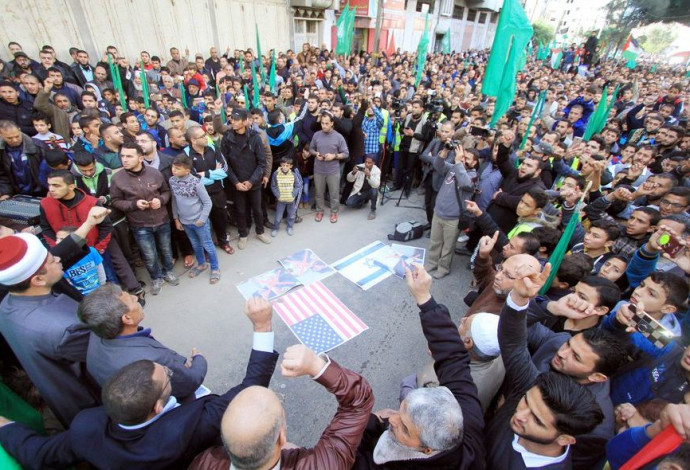 הפגנה בעזה  (צילום:  רשתות ערביות)