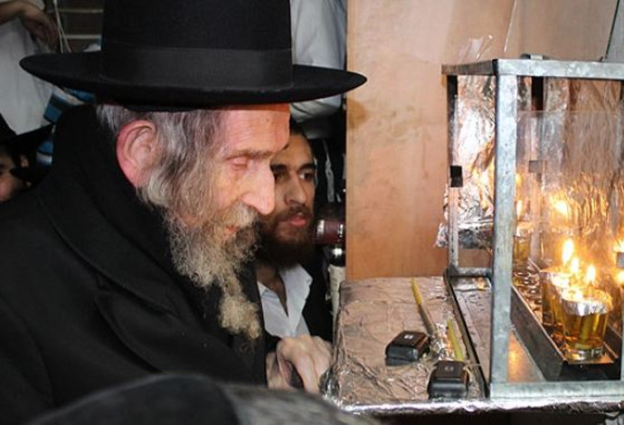 הרב שטיינמן ז"ל מדליק נרות חנוכה (צילום:  בעריש פילמר)