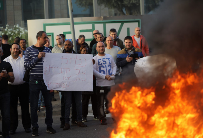 שריפת צמיגים בכניסה למפעל טבע בירושלים (צילום:  יונתן זינדל, פלאש 90)