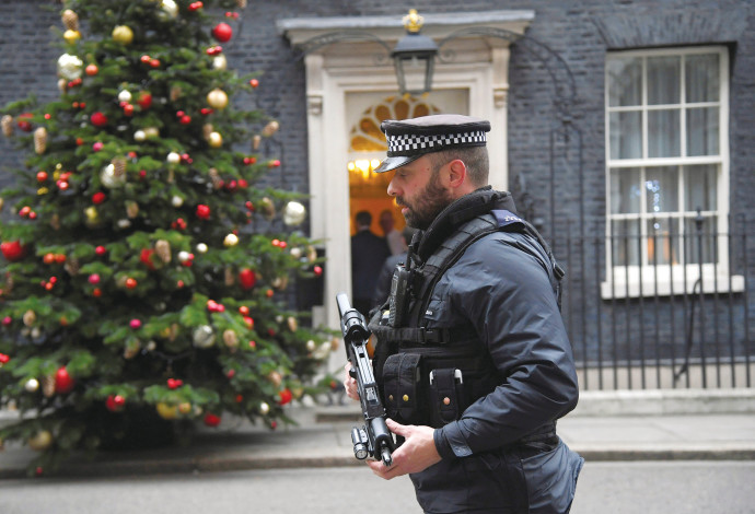 שוטר בריטי בדאונינג סטריט (צילום:  רויטרס)