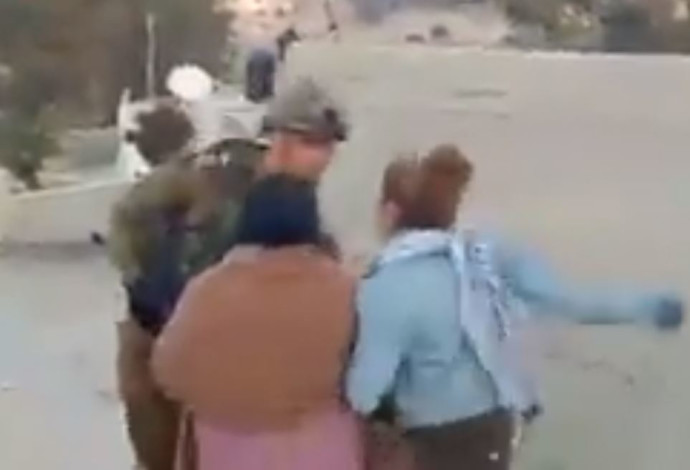 נערה פלסטינית תוקפת חייל (צילום:  צילום מסך)