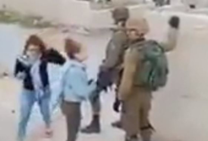 נערות פלסטיניות תוקפות את חיילי צה"ל (צילום:  צילום מסך)