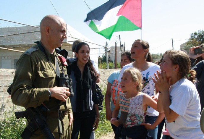 עאהד תמימי מתעמתות עם מפקד אוגדת איו"ש ב-2012 (צילום:  אהוד אמיתון/TPS)