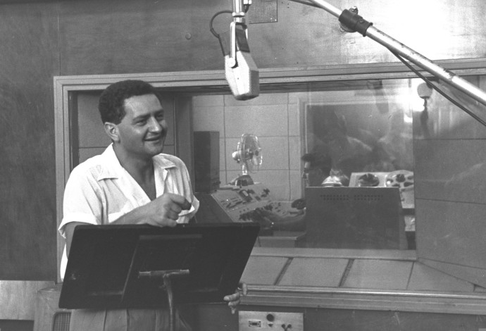 שמעון ישראלי באולפן קול ישראל שנת 1959 צילום משה פרידן לע''מ (צילום:  משה פרידן, לע"מ)