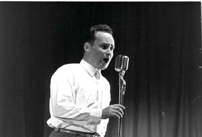 שמעון ישראלי באולפן קול ישראל שנת 1959 צילום משה פרידן לע''מ (צילום: משה פרידן, לע''מ)