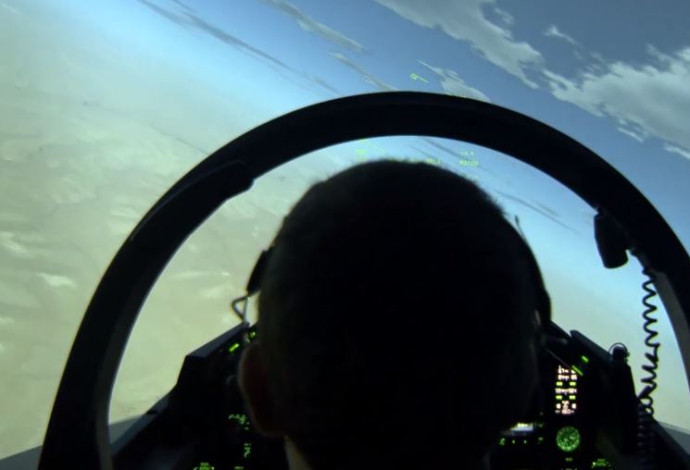 הטיסה המסכמת של צוער בקורס 175 של חיל האוויר (צילום:  צילום מסך)