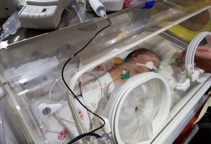 תינוק סורי שהועבר לניתוח חירום בביה"ח שיבא (צילום:  חברת גשר אווירי)
