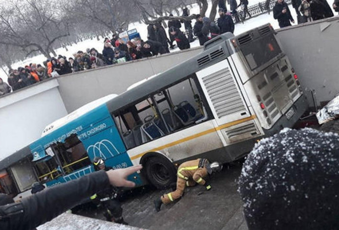 האוטובוס נכנס לרכבת התחתית במוסקבה (צילום:  אינסטגרם)