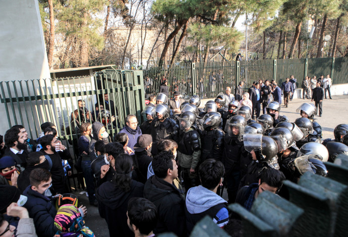 הפגנות באיראן נגד השלטון (צילום:  AFP)