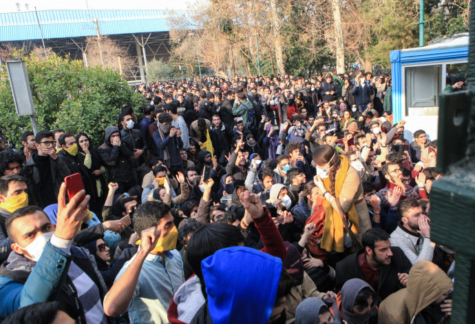 סטודנטים איראניים מפגינים בטהרן (צילום:  AFP)