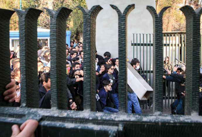 עימותים באיראן (צילום:  AFP)