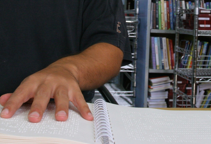 אדם קורא בכתב ברייל, אילוסטרציה (צילום:  חן לאופולד, פלאש 90)