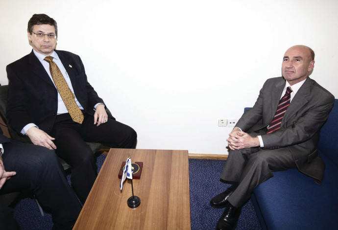 דני אילון עם השגריר הטורקי (צילום: יוסי זמיר פלאש 90)