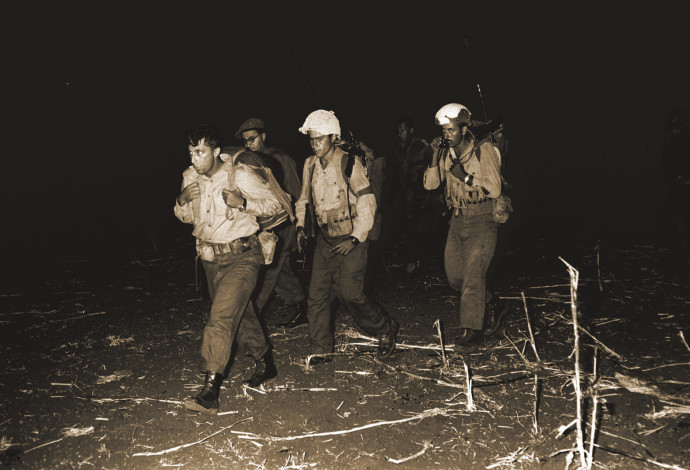 אריק שרון מוביל את הצנחנים לפעולה בשנות ה-50 (צילום:  "במחנה", באדיבות ארכיון צה"ל)