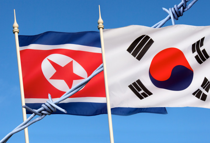 דגלי קוריאה הדרומית וקוריאה הצפונית (צילום:  אינג אימג')