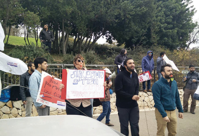 עובדי רשות חסות הנוער מפגינים מול משרד הרווחה (צילום:  צילום פרטי)