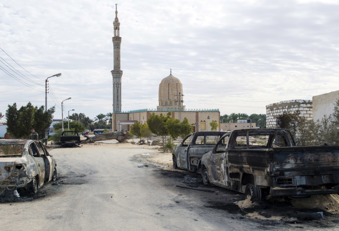 זירת הפיגועים במסגד אל-רוואדה בסיני (צילום:  AFP)