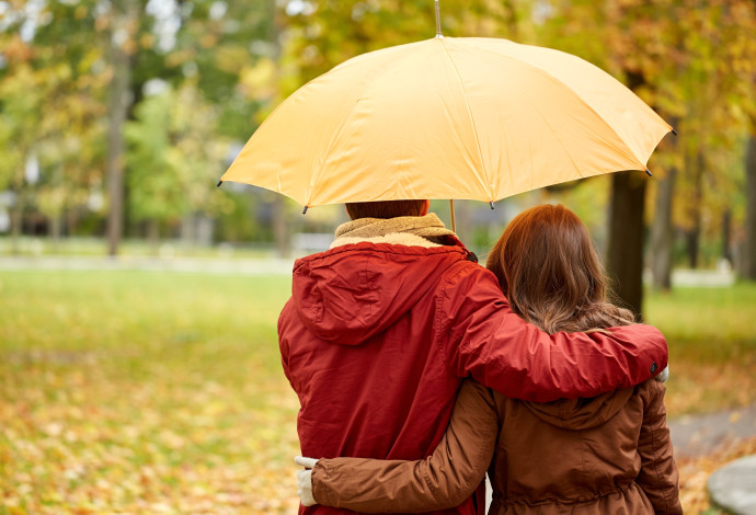 זוג מתחבק בגשם, אילוסטרציה (צילום:  אינג אימג')