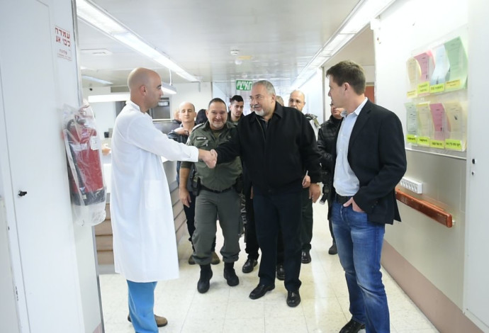 שר הביטחון אביגדור ליברמן מבקר את לוחמי הימ"מ שנפצעו בג'נין (צילום:  עדן מולדבסקי, משרד הביטחון)