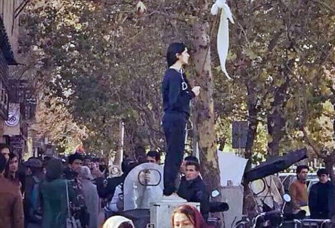 אקט המחאה של הצעירה האיראנית (צילום:  צילום מסך)