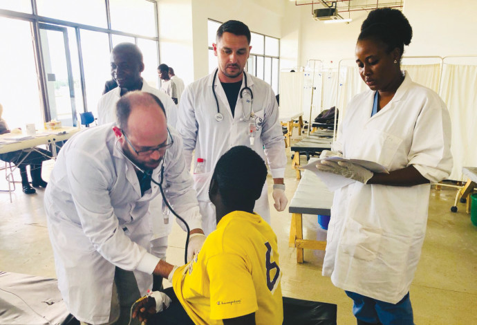 טיפול בחולה בזמביה (צילום:  בית חולים שיבא)