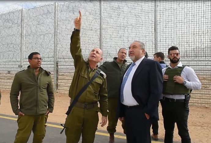 ליברמן בסיור בגדר הגבול עם ירדן (צילום:  אריאל חרמוני, משרד הביטחון)