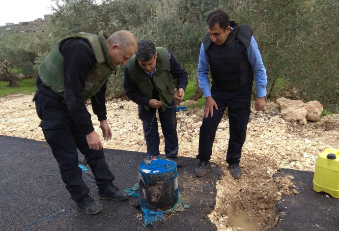 זירת מטענים סמוך לטול כרם (צילום:  המשטרה הפלסטינית)