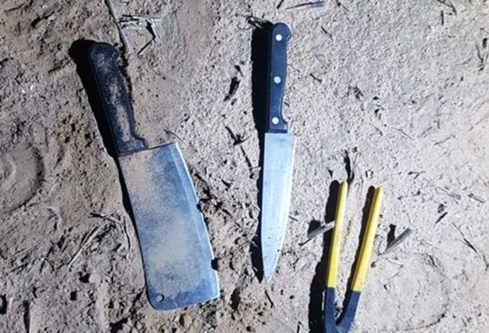 הסכינים שנתפסו על החשוד (צילום:  דובר צה"ל)