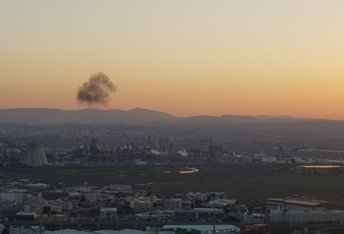 העשן השחור מעל המפעל (צילום:  קרן צור, מרכז מחקר סביבתי בחיפה)