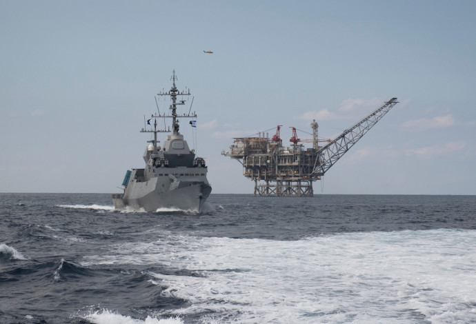 ספינות חיל הים לצד אסדות הגז (צילום:  דובר צה"ל)