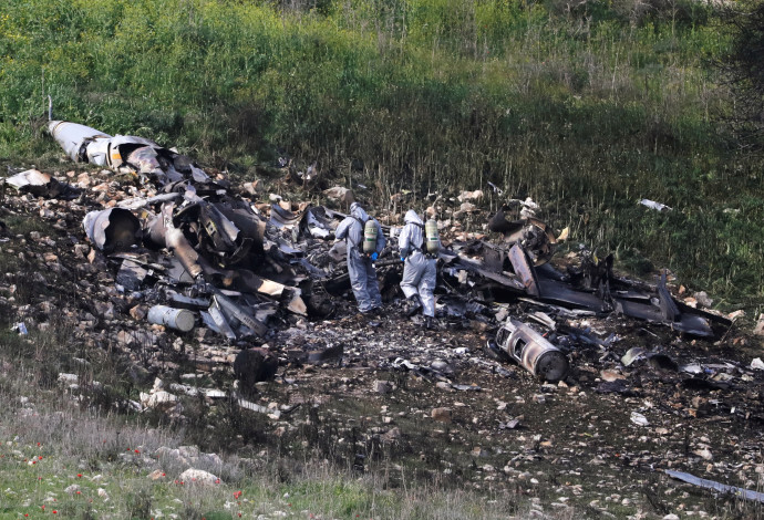 שרידי מטוס הקרב של חיל האוויר בשטח ישראל (צילום:  רויטרס)