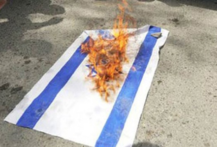 שריפת דגל ישראל בתהלוכה באיראן  (צילום:  רשתות ערביות)