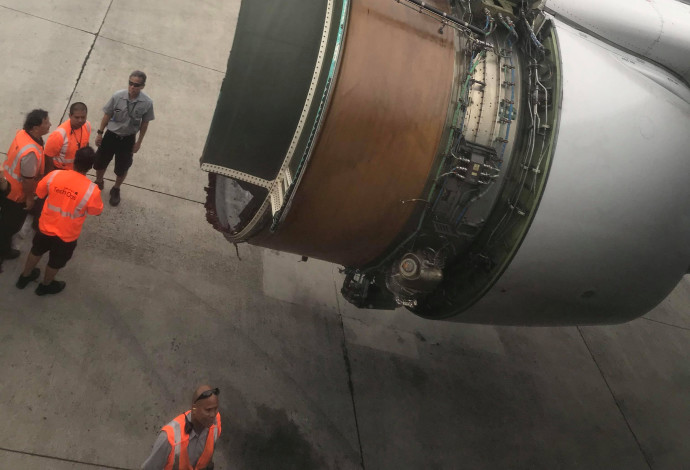 מכסה המנוע של המטוס התפרק באוויר (צילום:  רויטרס)