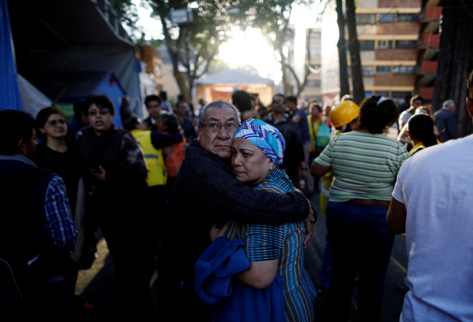 תושבי מקסיקו סיטי מגיבים לרעש האדמה (צילום:  רויטרס)