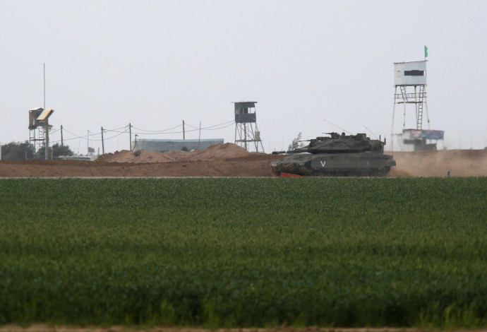 טנק בגבול רצועת עזה (צילום:  רויטרס)
