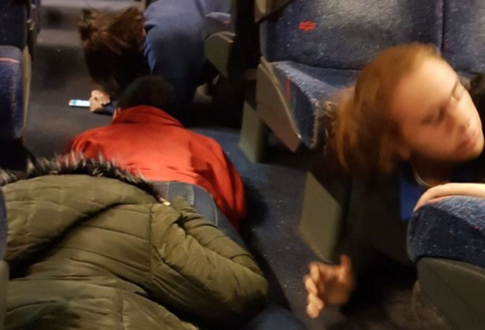 נוסעים ברכבת בעת אזעקת צבע אדום (צילום:  רעות שמעוני, חשיפה בית ספר לצילום)