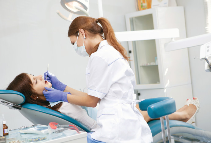 אישה אצל רופא שיניים, אילוסטרציה (צילום:  אינג אימג')