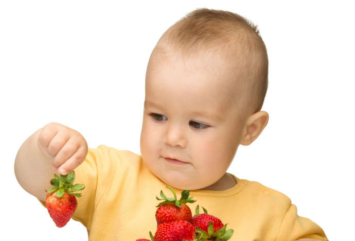 תינוק אוכל פירות, אילוסטרציה (צילום:  אינג אימג')