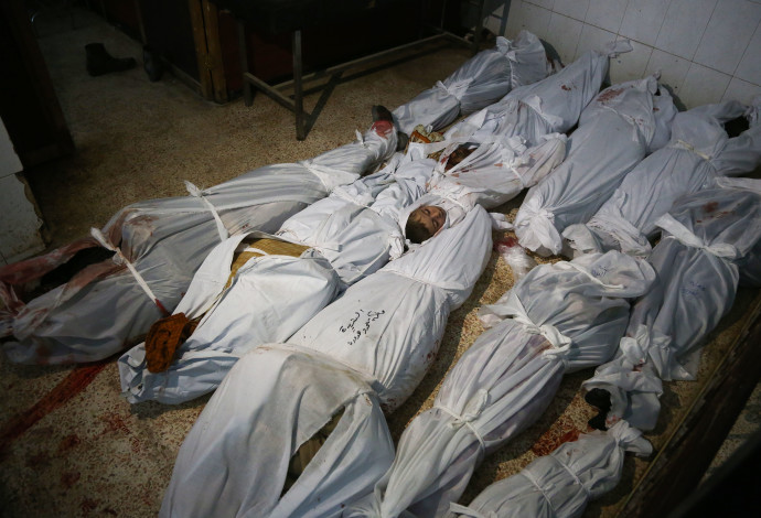 הרוגים מהפצצת צבא סוריה בח'וטא (צילום:  AFP)