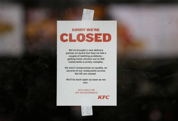 שלט המודיע על סגירת סניף KFC בשל מחסור בעוף (צילום:  רויטרס)