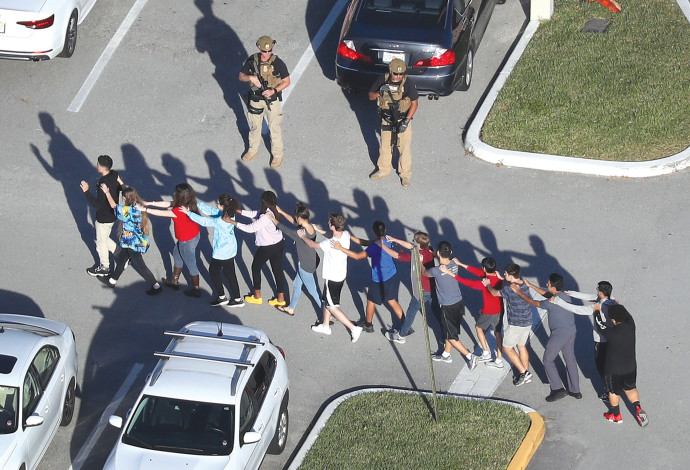 זירת הרצח בבית הספר בפלורידה (צילום:  AFP)
