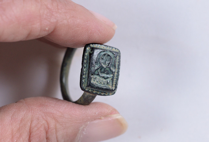 הטבעת שנמצאה (צילום:  קלרה עמית, באדיבות רשות העתיקות)
