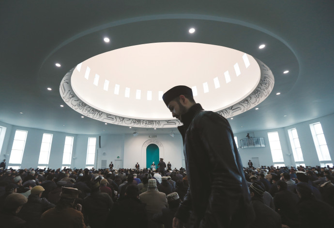 מתפללים במסגד בבריטניה (צילום:  רויטרס)
