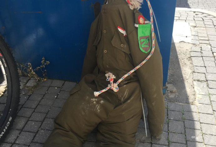 בובת החייל במאה שערים (צילום:  דוברות המשטרה)