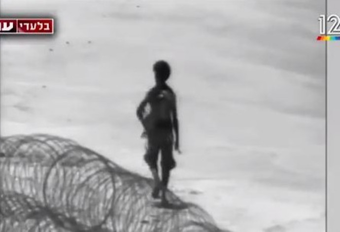 אברה מגניסטו חוצה את הגבול (צילום:  צילום מסך)