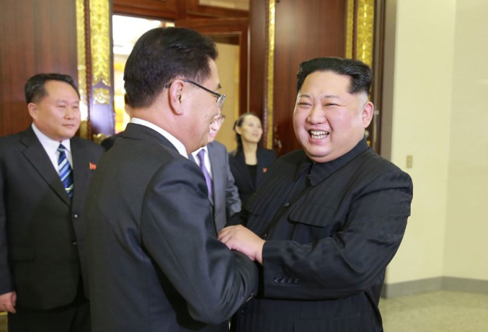 קים ג'ונג און ונציגי דרום קוריאני בפיונגיאנג (צילום:  AFP)